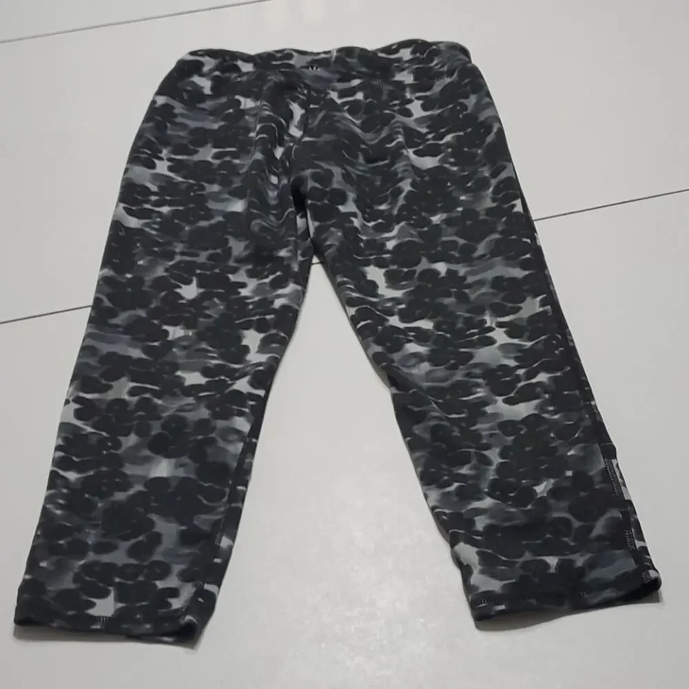 Athleta small Cheetah‎ Chaturanga capri leggings